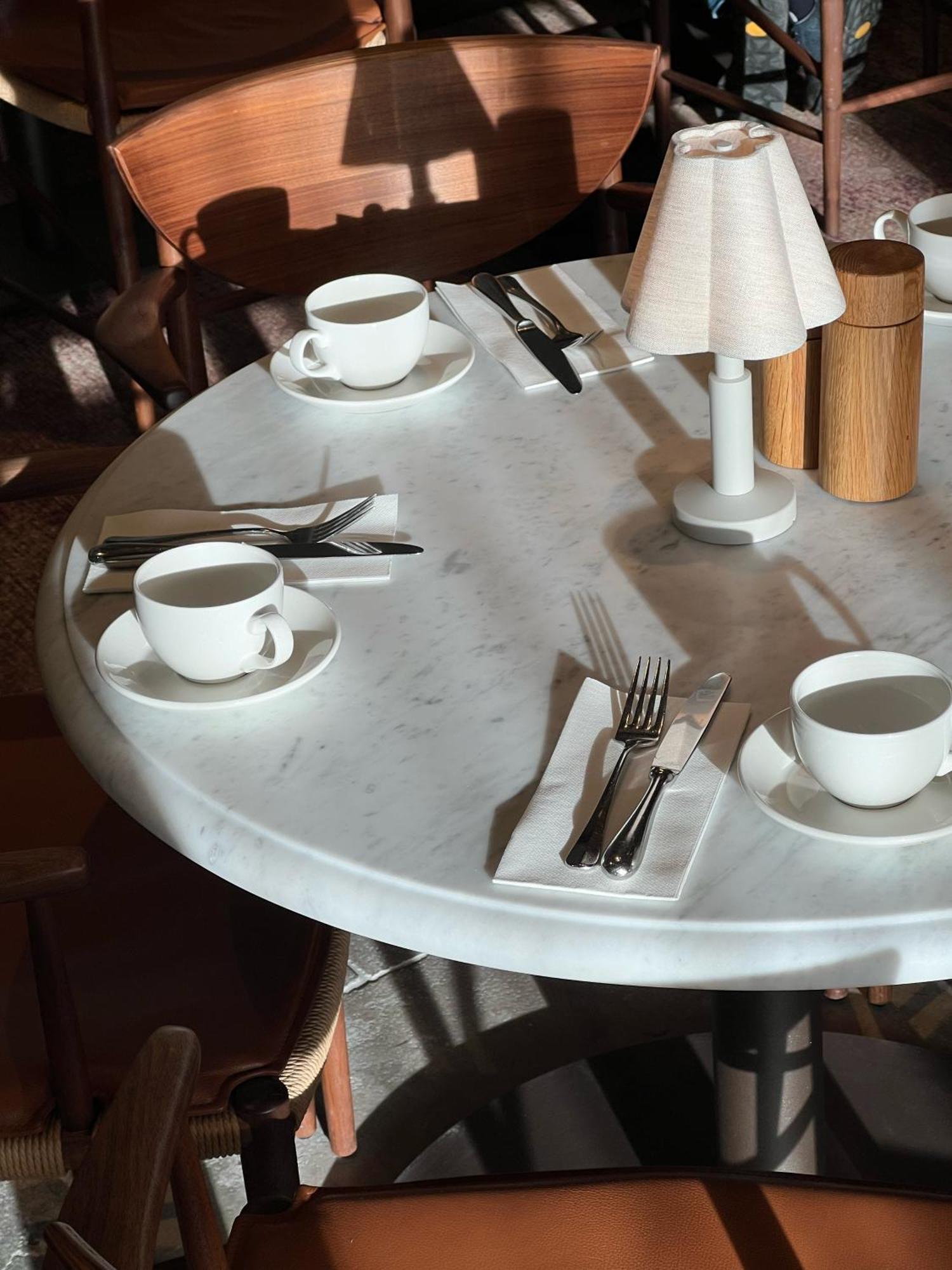 Copenhagen Admiral Hotel Esterno foto A marble table