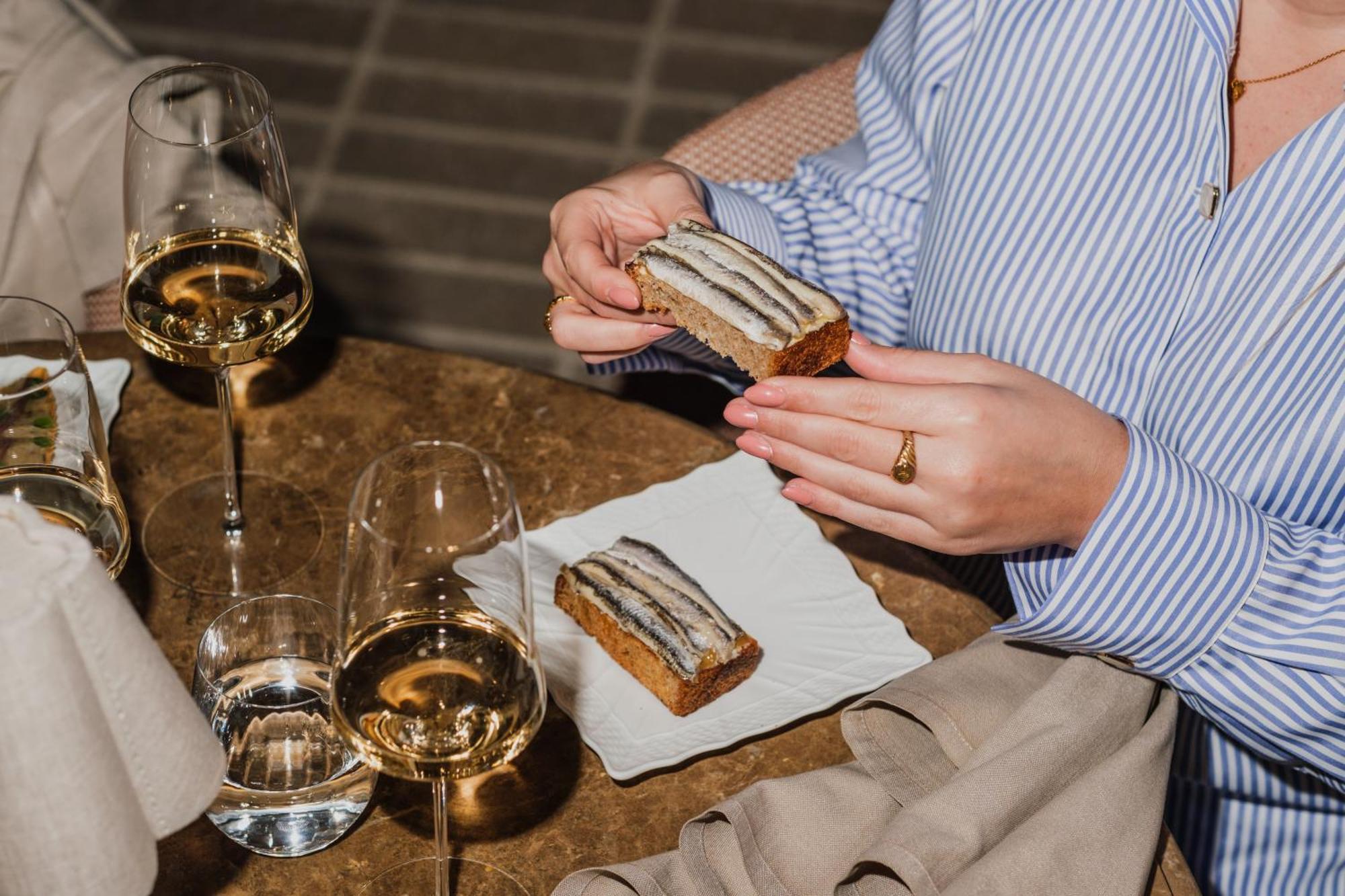 Copenhagen Admiral Hotel Esterno foto A woman eating a sardine sandwich